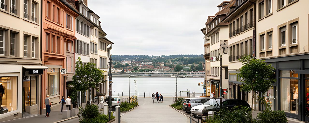 Zentrale Basler Strasse nahe dem Rheinufer mit Fussweg und Parkmöglichkeiten in der Umgebung